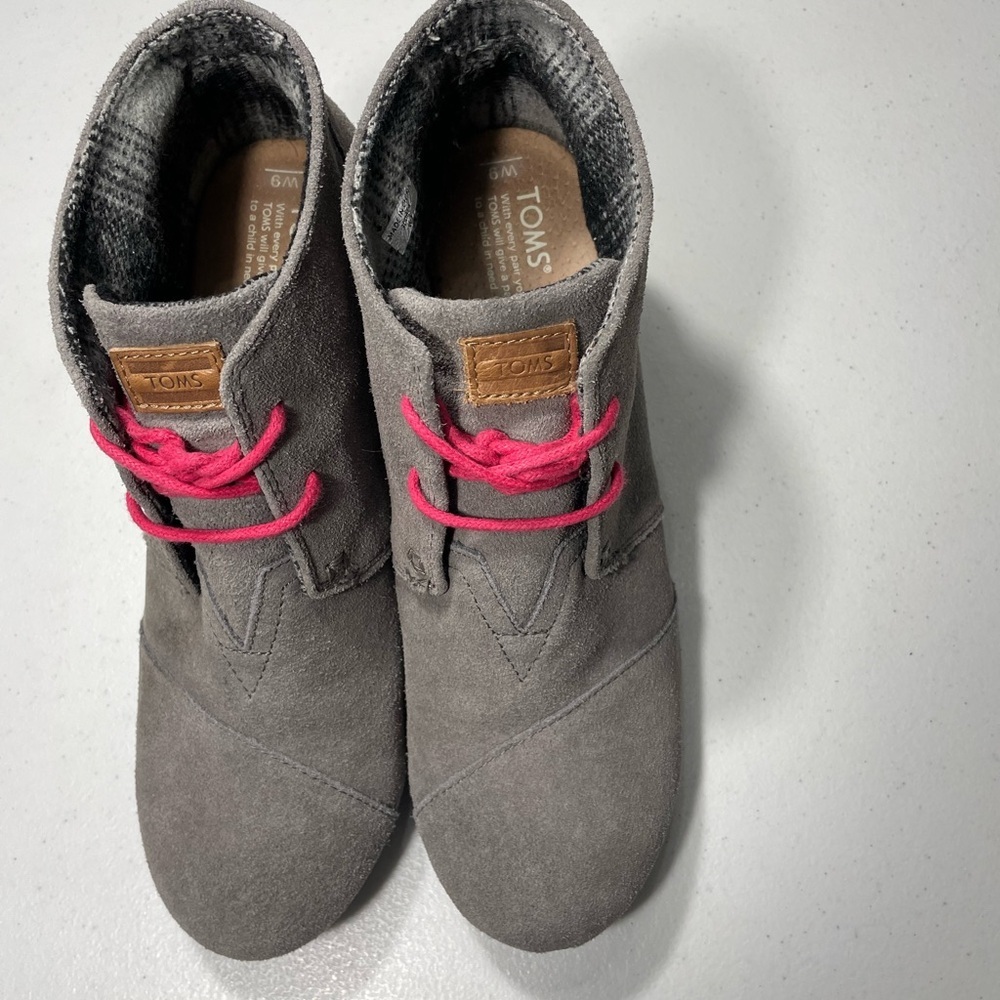 TOMS Gray Shoes Booties suede with Pink Laces size 9 SB-91